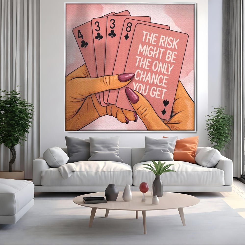 Tablou canvas cu ilustratie cu maini tinand carti de joc, in rama de aluminiu argintiu, pe perete intr-un living